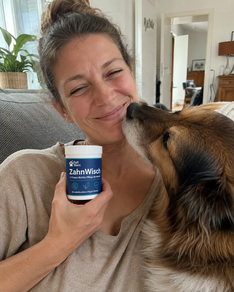 Kundin hält ZahnWisch Dose, während ihr Hund sie sanft anschnuffelt