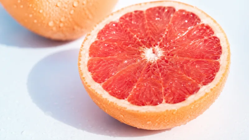 Frische aufgeschnittene Grapefruit mit Wassertropfen